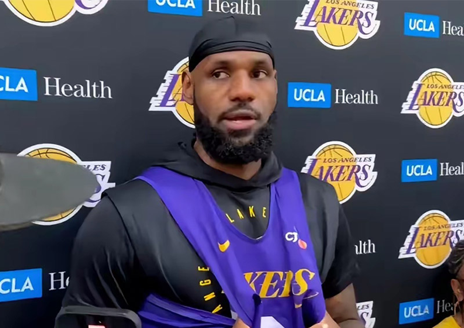 爱游戏app下载詹姆斯回归赛场,惊险取胜首场状态亮眼,澳大利亚队观众沸腾!的简单介绍