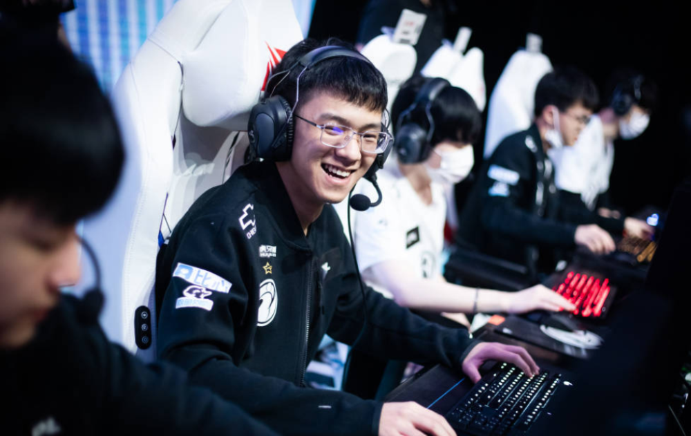 爱游戏下载安装 JackeyLove遭遇三连败，老鹰教练面临压力！